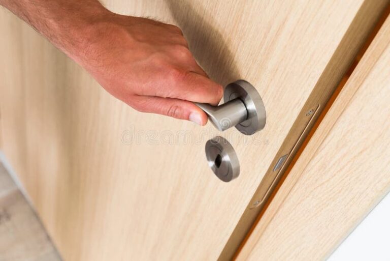 uma mao segurando uma porta entreaberta