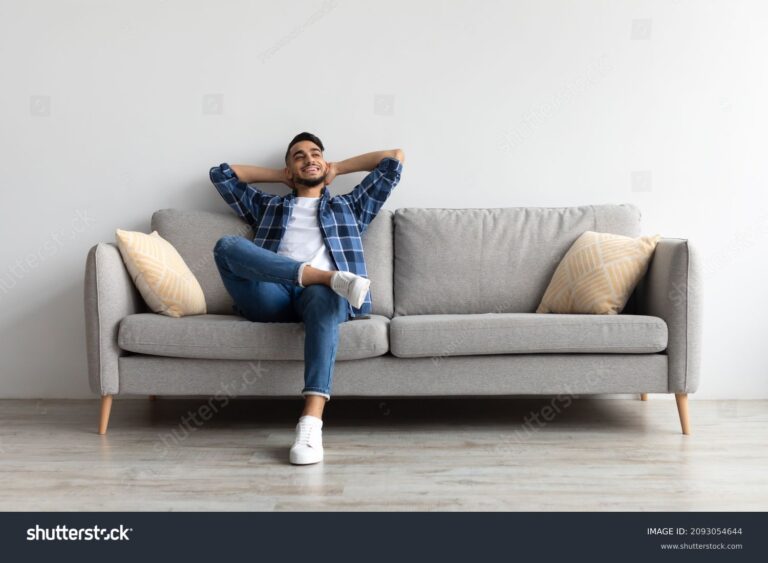 uma pessoa relaxando no sofa em casa
