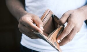 uma pessoa rompendo correntes de dividas