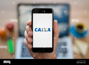 uma pessoa usando o aplicativo caixa tem
