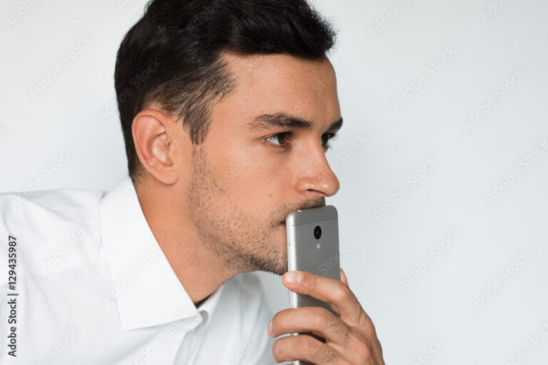 Como Resolver o Problema de Acesso à Minha Conta do Kwai 18 uma pessoa usando um celular pensativa