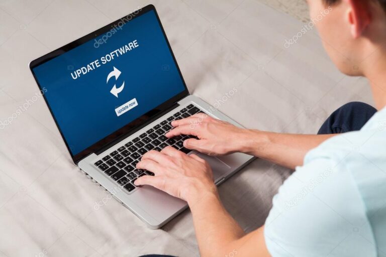 uma pessoa utilizando um computador para atualizar