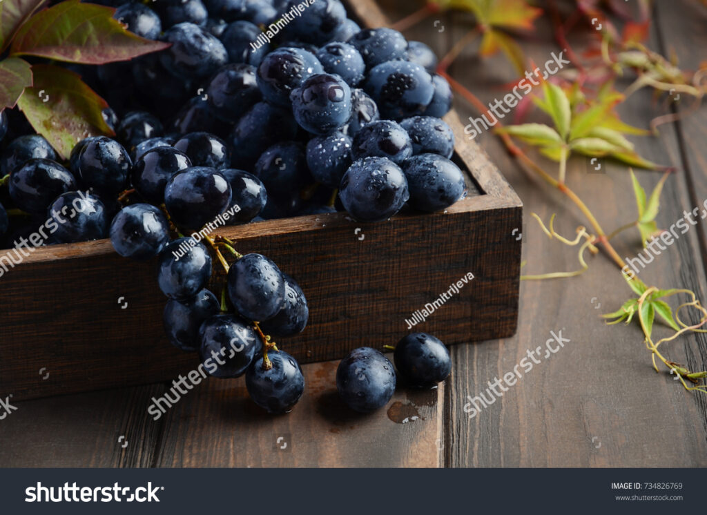 uvas frescas em uma bandeja de madeira