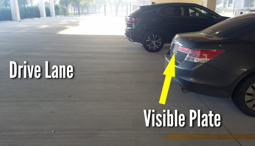 veiculo estacionado com placa visivel
