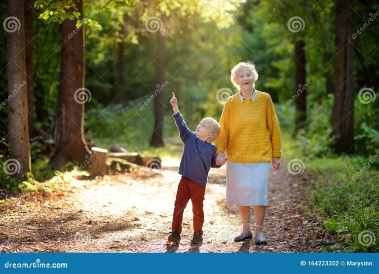 vo e neto juntos em um parque